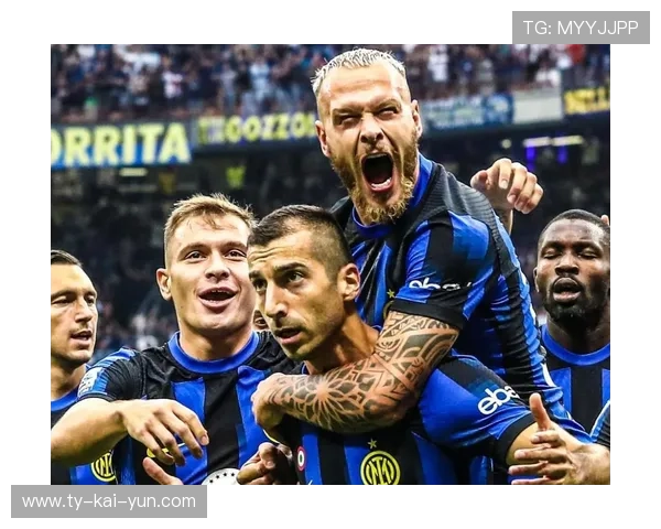 米兰德比现场球迷营造热烈氛围,雪中助威 米兰德比现场球迷营造热烈氛围,雪中助威