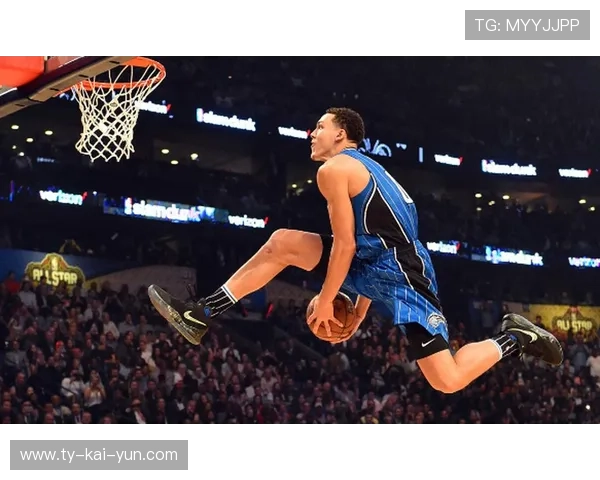 球迷互动环节扣篮大赛,现场气氛热烈